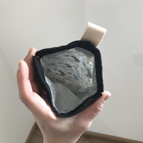❝くるくるボーダー❞撥水消臭マナーポーチ （シロクロ＆レッド）