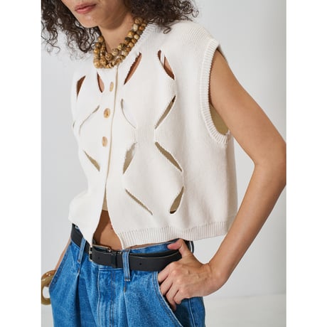 【YENN】 CUT OUT PATTERN VEST　納期：2026年2月上旬～3月上旬