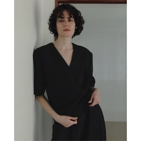 【anuke】Powershoulder Vneck Tops※9月上～10月上