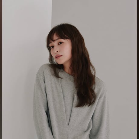 【Hella】front tuck cropped sweat ※納期10下〜11下