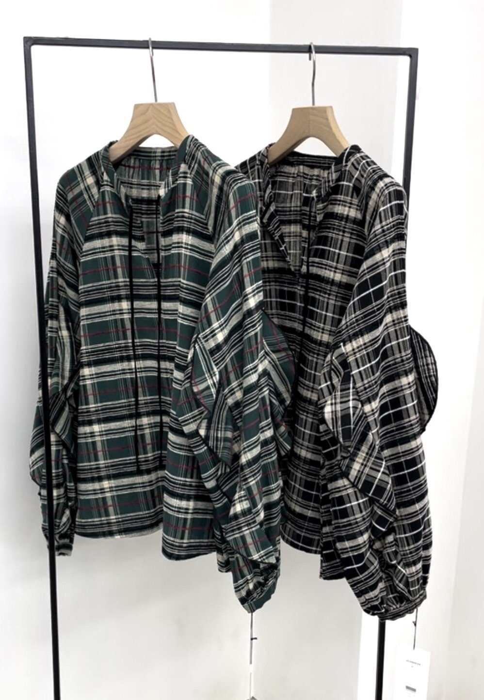 4月末までお値下げ　新品タグ付き　archivio フリル付きシャツ 40 4月末までお値下げ 新品タグ付き archivio フリル付きシャツ 40