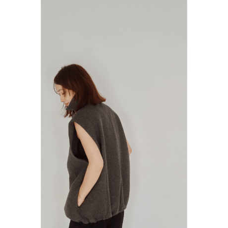 【Hella】Wool High Neck Vest　※納期10月中旬～11月中旬