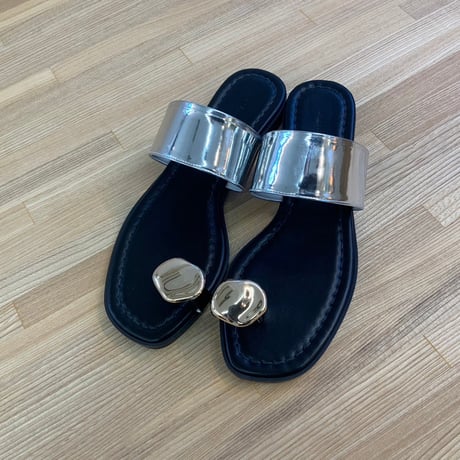 【ATELIER BRUGGE】Metal motif thong sandals