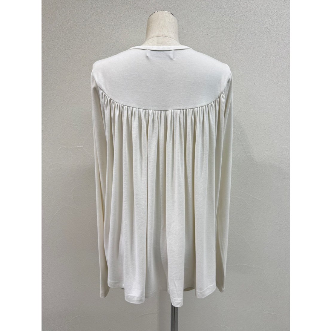 新品【CYAN tokyo】バックギャザー　ウォームトップス　ホワイト 新品【CYAN tokyo】バックギャザー ウォームトップス ホワイト