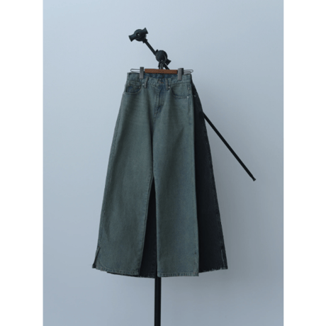【Hella】side hem slit denim　※納期4月中旬〜5月中旬