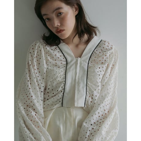 再販✨【anuke】Volume Cutwork Blouse
