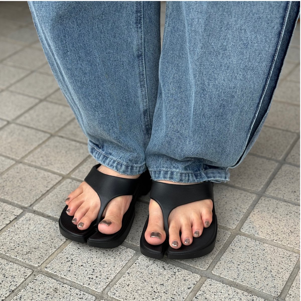 [COSYHARU公式]sunday summer leather flip-flop 関税・配送料込 ALOHAS Backbone clog sandals for Women - Black in UAE