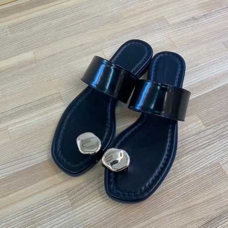 【ATELIER BRUGGE】Metal motif thong sandals