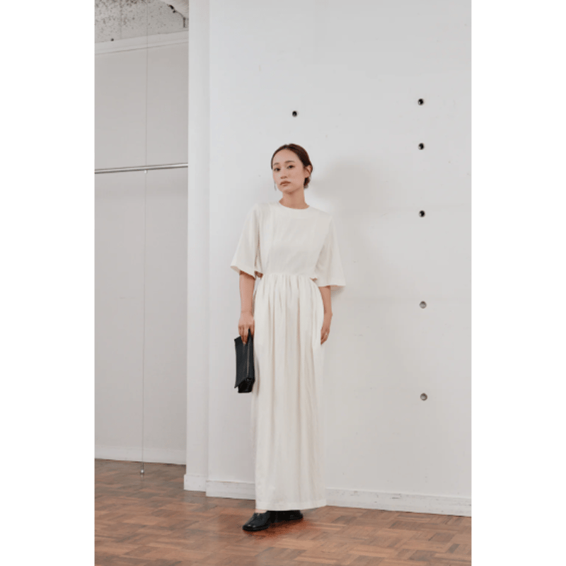 【中古美品】Hella BACK SLIT DRESS（Mサイズ） 中古美品】Hella BACK SLIT DRESS（Mサイズ） Sale – Helsi