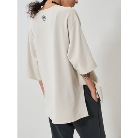 【YENN】 STITCH WORK TEE　納期：2026年2月上旬～3月上旬