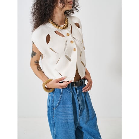 【YENN】 CUT OUT PATTERN VEST　納期：2026年2月上旬～3月上旬