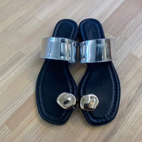 【ATELIER BRUGGE】Metal motif thong sandals