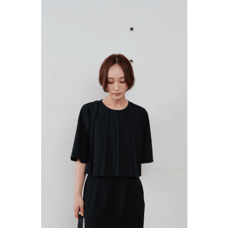 【Hella】unbrella pleats cropped top　※納期5月中旬〜6月中旬