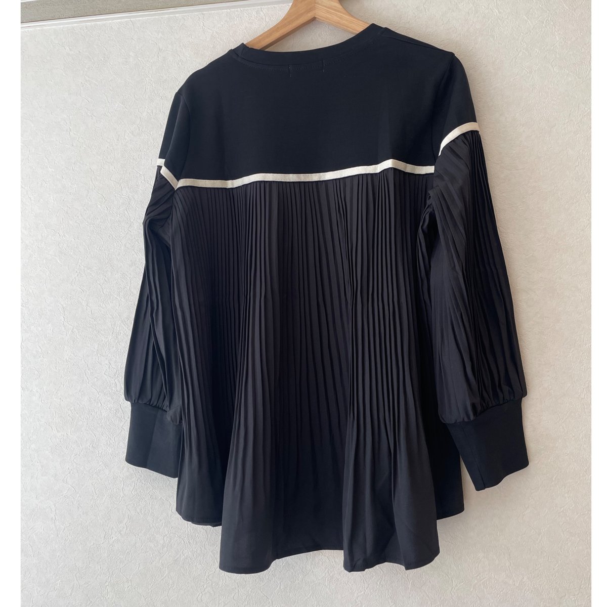 プリーツトップス（ブラック） | Midum ミドゥム