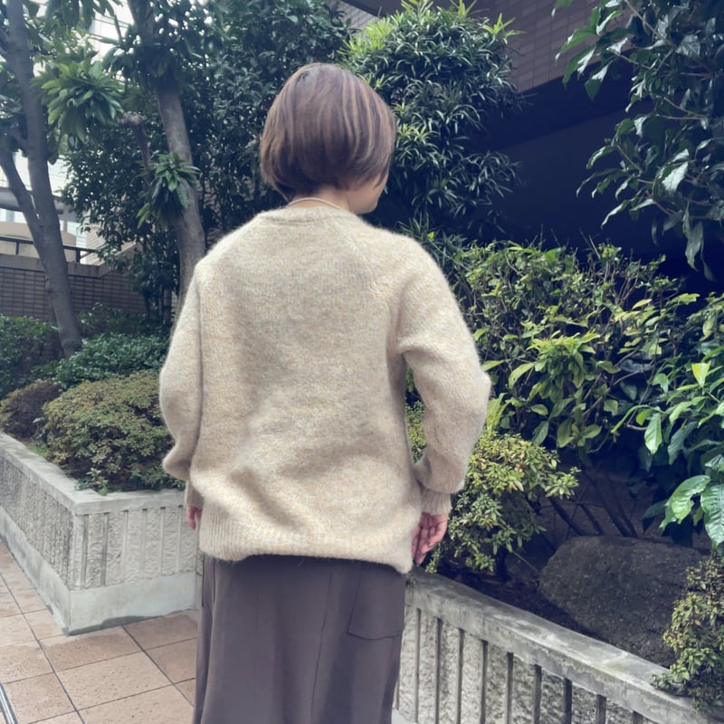 Vネックセーター（ホワイトベージュ） | Midum ミドゥム