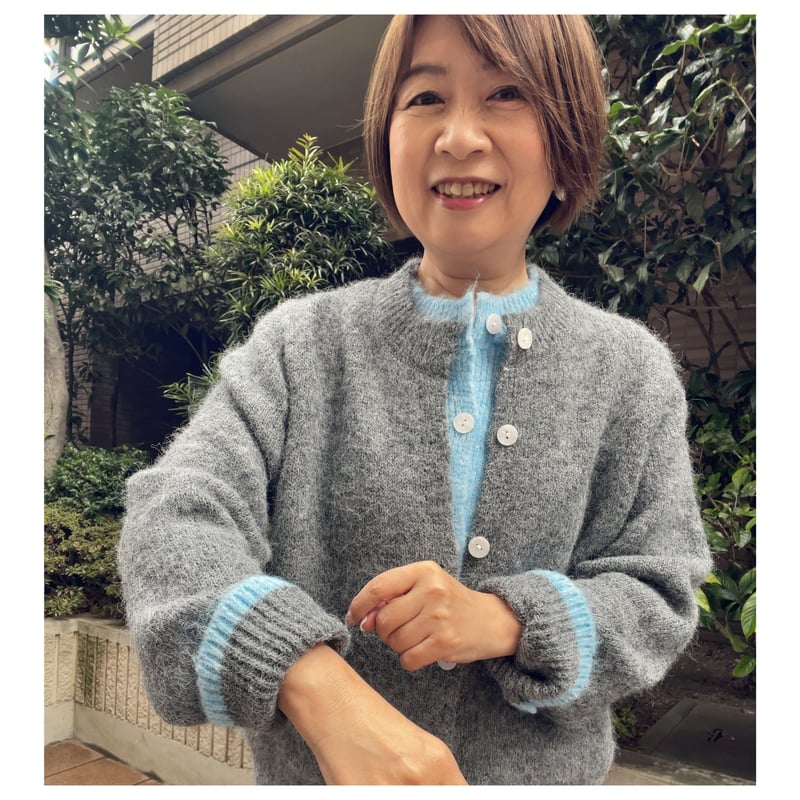 2枚着ている風カーディガンニット（グレー・ライトブルー） | Midum