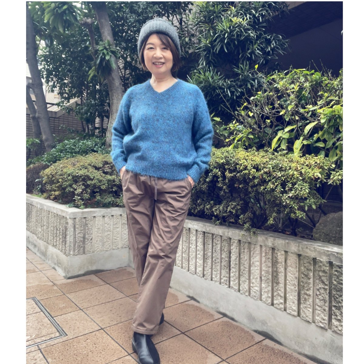 Vネックセーター（ブルー） | Midum ミドゥム