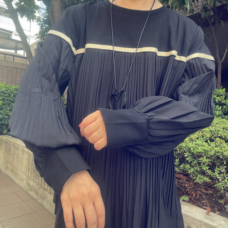 プリーツトップス（ブラック） | Midum ミドゥム