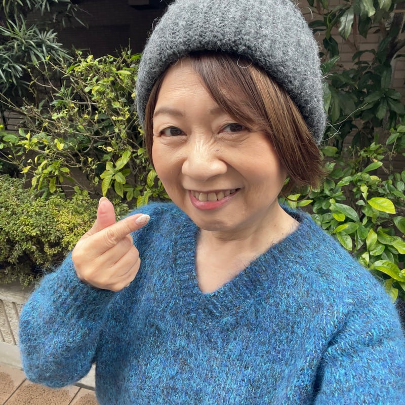 Vネックセーター（ブルー） | Midum ミドゥム