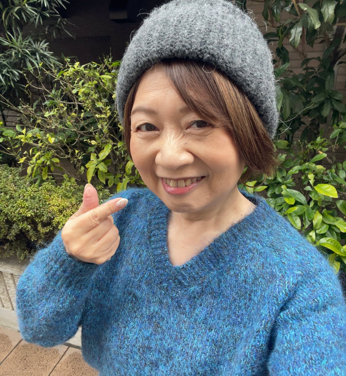 Vネックセーター（ブルー） | Midum ミドゥム