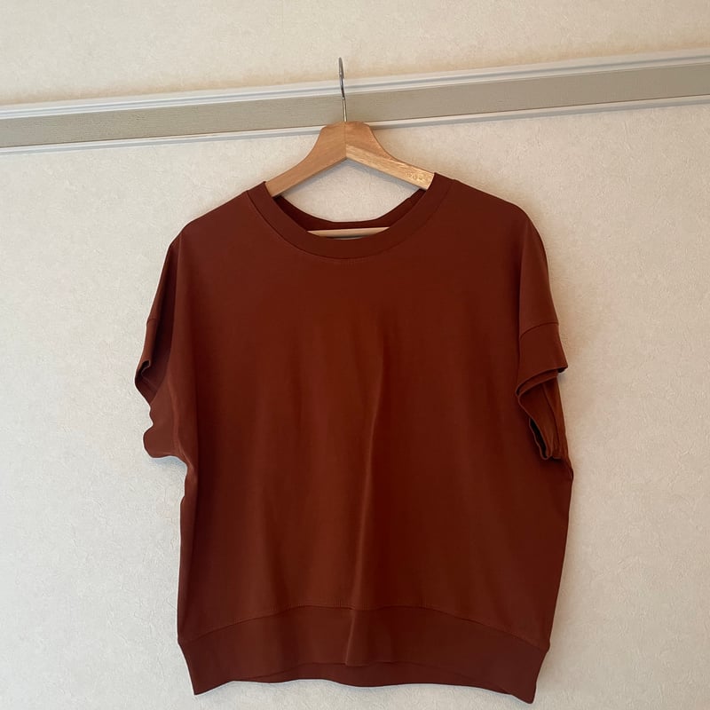 “ヴェリテクール”ドルマンロングスリーブTシャツ・ブラウン ドルマンスリーブトップス（ブラウン） | Midum ミドゥム