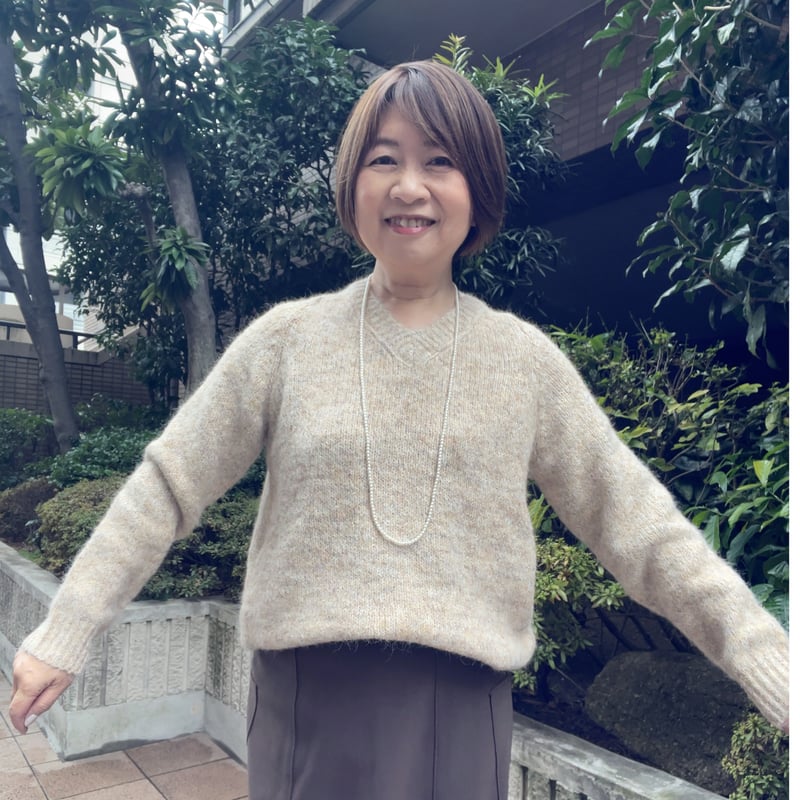 Vネックセーター（ホワイトベージュ） | Midum ミドゥム