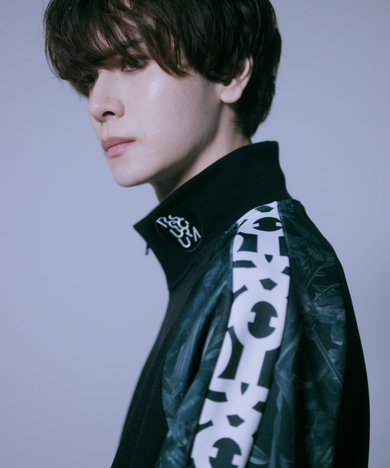 Ameri / JACKET LIKE V NECK TOP ブラック Ameri（アメリ）の「JACKET LIKE V NECK TOP（Tシャツ