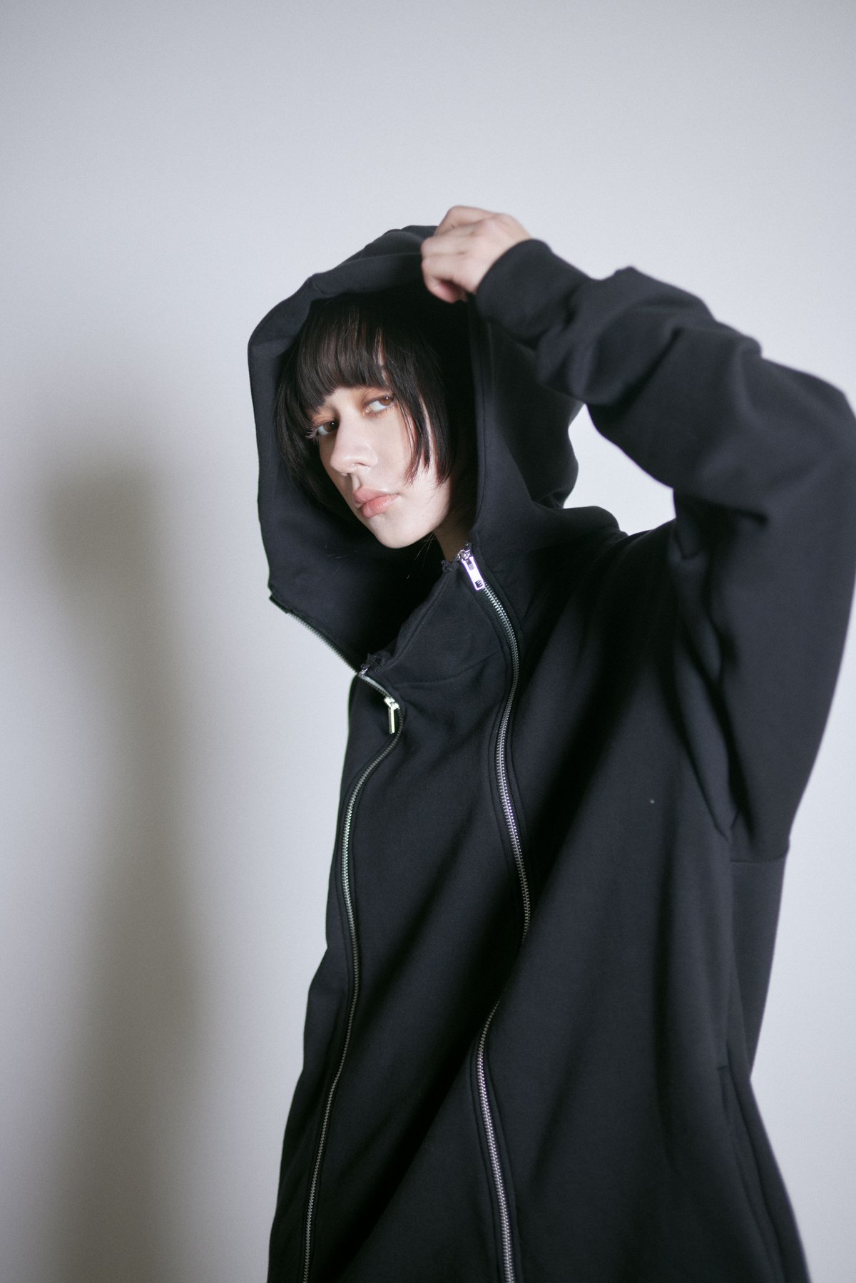 Parted around zip hoodie / Black | 0658