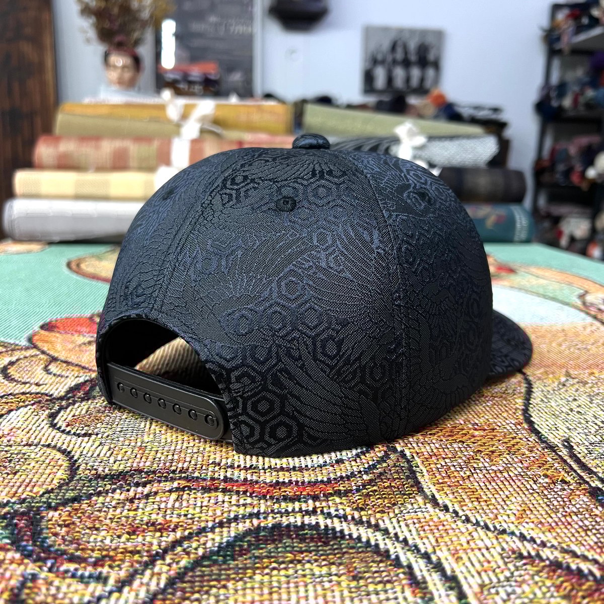 カズー Wonder fabric キャップ 黒鶴 カーブツバ タイプA Wonder fabric キャップ 黒鶴 カーブツバ タイプA MLサイズ