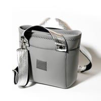＜調整ストラップタイプ＞Lozz Sandra LEATHER MIX Tall Tote Bag (Grey / Silver Leather)