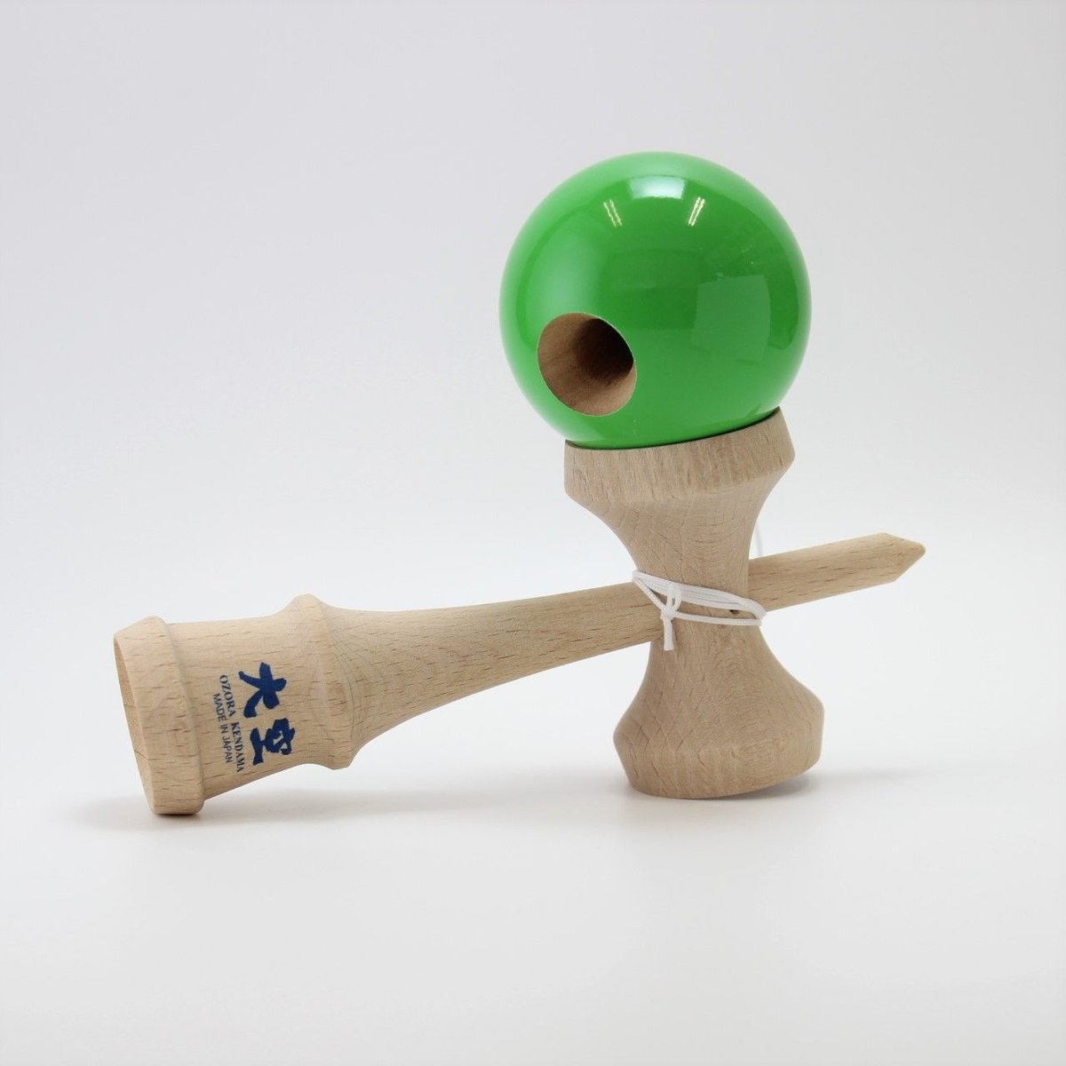 matt けん玉 緑と白のボール 競技用けん玉 大空 ソリッドカラー 緑 | 山形工房けん玉SHOP