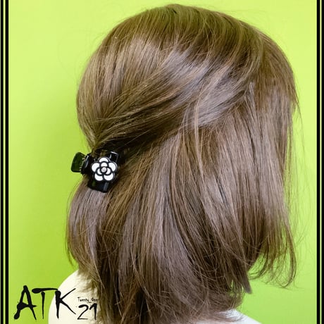 カメリアモチーフ スクエア バンスクリップ  程よい大きさ 小さ目 しっかりホールド 髪留め 簡単ヘアアレンジ レディース ヘアアクセサリー：HBM180613