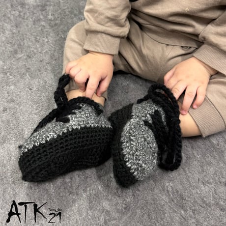秋冬限定 ハンドメイド ベビーシューズ グレー×ブラック ファーストシューズ 出産祝い クリスマスギフト ベビーギフト 毛糸シューズ あったかアイテム ベビールームシューズ 赤ちゃんシューズ