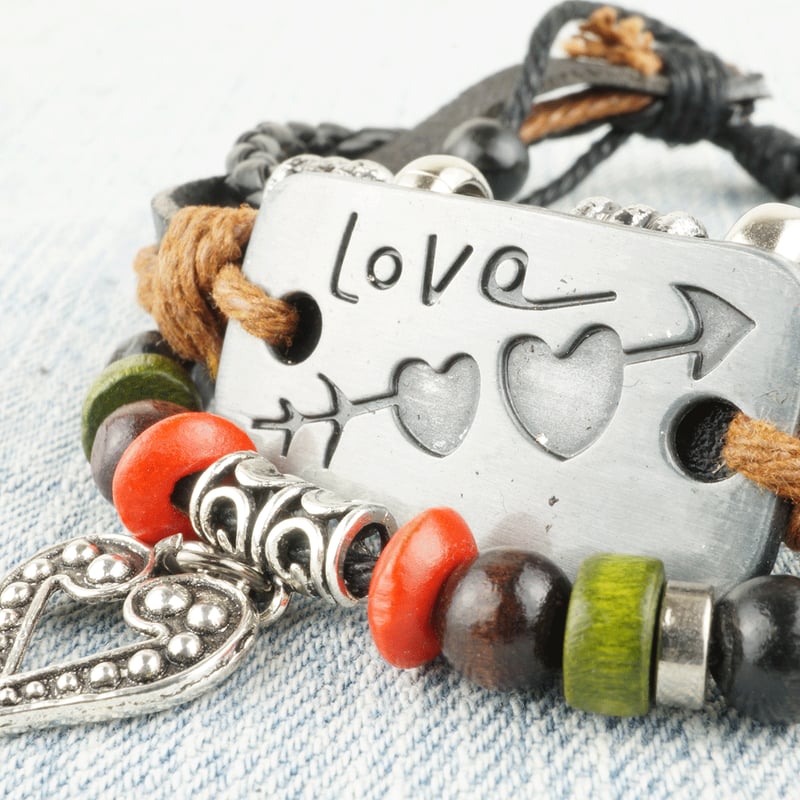 3連レザーコードブレスレット ☮♡LOVE ピースマーク リーフ 3連レザーコードブレスレット ☮♡LOVE ピースマーク リーフ