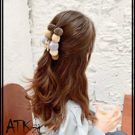 マルチカラー ボンボン バンスクリップ  秋冬アイテム 大人可愛い 大きめ ヘアクリップ シンプル 大人 レディース 髪留め シーズン トレンド 簡単ヘアアクセサリー