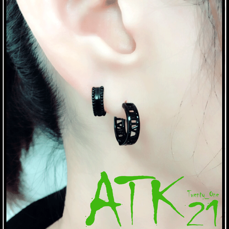 両耳用（2個セット）透かし ローマ数字 ブラック フープ リング ピアス