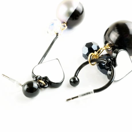 パール ハート スワロフスキー スイング アシンメトリーピアス ブラック ホワイト レディース アクセサリー：PA141001