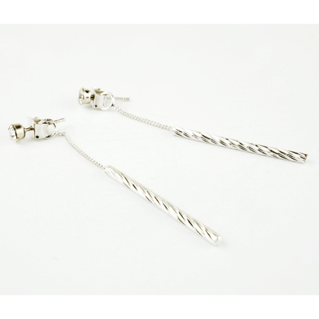 ツイスト バー スウィング 揺れる 一粒ストーン バックキャッチピアス 華奢 シルバー レディース アクセサリー：PL160203
