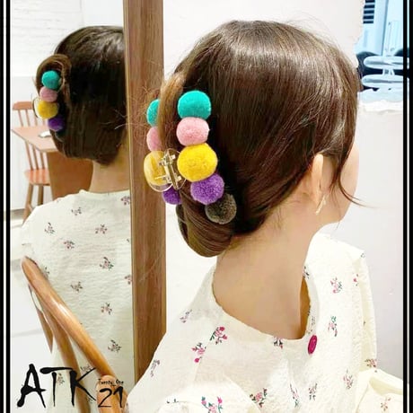 マルチカラー ボンボン バンスクリップ  秋冬アイテム 大人可愛い 大きめ ヘアクリップ シンプル 大人 レディース 髪留め シーズン トレンド 簡単ヘアアクセサリー