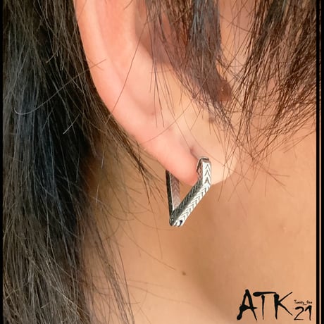 片耳用（1個売り）シンプル トライアングル 三角形 フープピアス ステンレスピアス Surgical Steel 316L  18G メンズ レディース ユニセックス アクセサリー