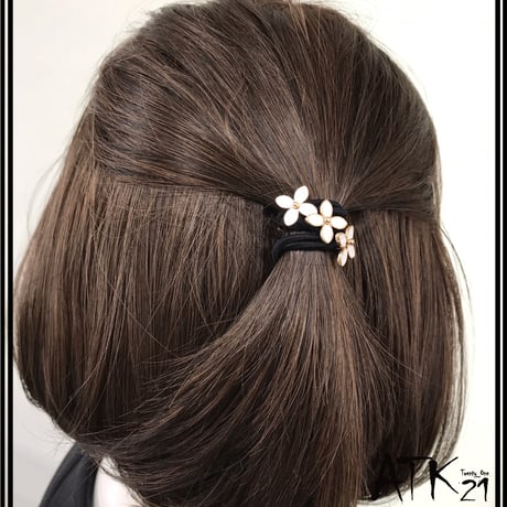 (2点セット)2連 フラワー付きヘアゴム 2ライン ブラック ホワイト ヘアポニー 髪留め レディース ヘアアクセサリー：HG190501