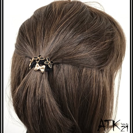 (2点セット)2連 フラワー付きヘアゴム 2ライン ブラック ホワイト ヘアポニー 髪留め レディース ヘアアクセサリー：HG190501