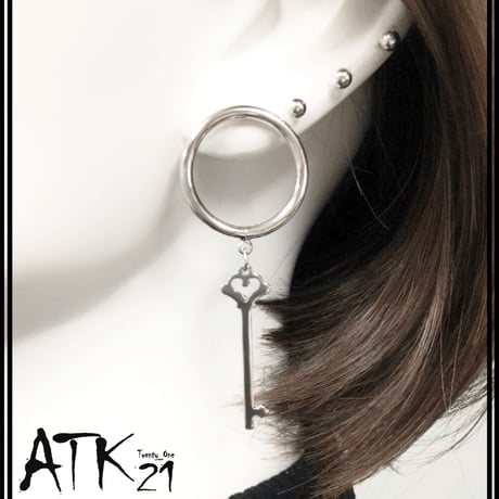 アシンメトリー ハート 鍵 キーモチーフ 揺れるピアス スイング シルバー ゴールド レディース アクセサリー：PL180302