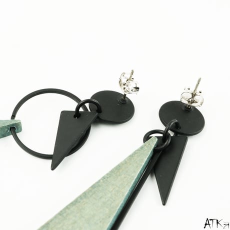 ウッドビーズ トライアングル ピアス サークル バー ブラックプレート アシンメトリー 揺れるピアス レディース アクセサリー：PKL170906