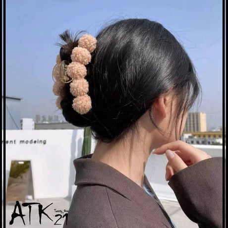 毛糸 ワンカラー ボンボン バンスクリップ  秋冬アイテム 大人可愛い 大きめ ヘアクリップ シンプル 大人 レディース 髪留め トレンド 簡単ヘアアクセサリー