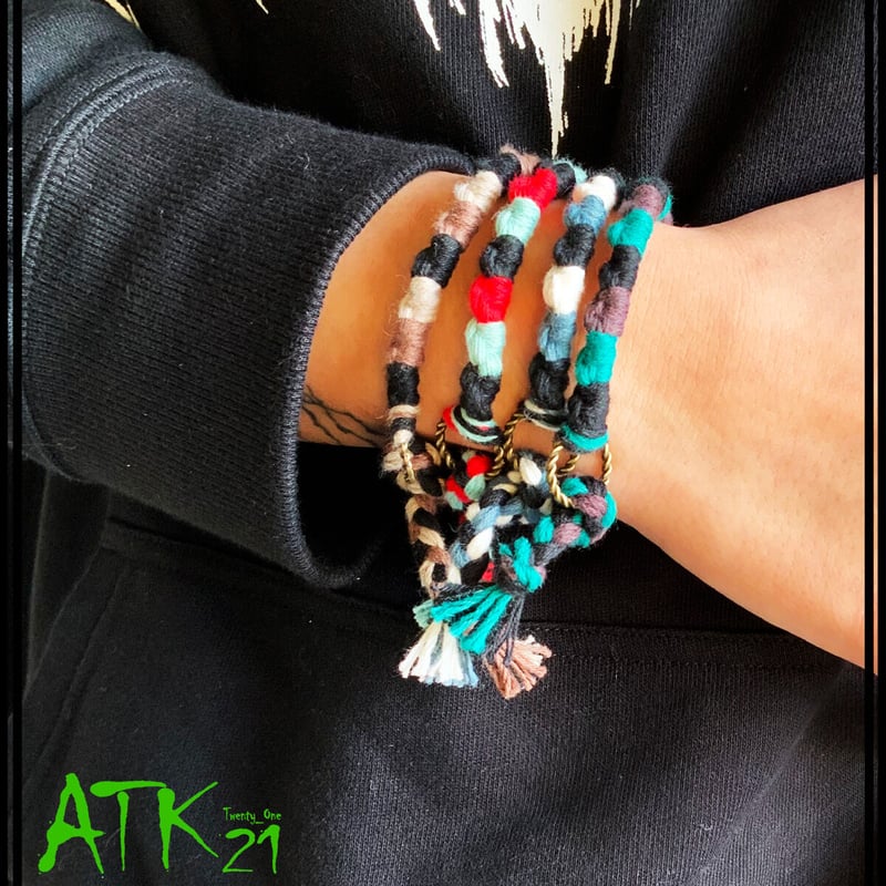 ツイスト ゴールドラウンド チャーム付き ミサンガ ブレスレット