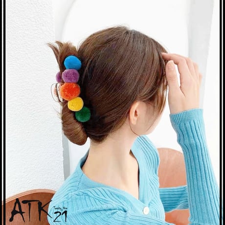 マルチカラー ボンボン バンスクリップ  秋冬アイテム 大人可愛い 大きめ ヘアクリップ シンプル 大人 レディース 髪留め シーズン トレンド 簡単ヘアアクセサリー