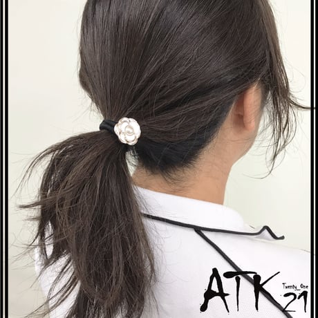 フラワー カメリア ヘアゴム ヘアポニー シンプル お花  髪留め 簡単ヘアアレンジ 大人キレイ オフィス レディース ヘアアクセサリー：HG190702