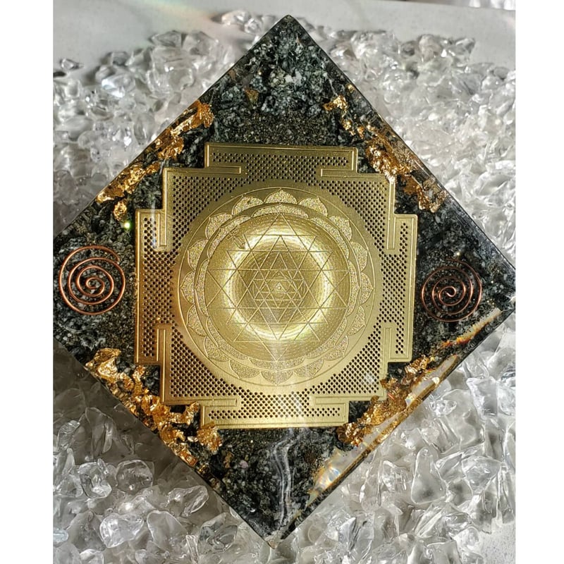 【1点限定】遠野の霊石　高波動　珍しい形　波動を高めてくれる勾玉　天のメッセージ 1点限定】遠野の霊石 高波動 珍しい形 波動を高めてくれる勾玉 天の