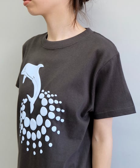 Labyrins  Dolphin Parade Tshirt Black